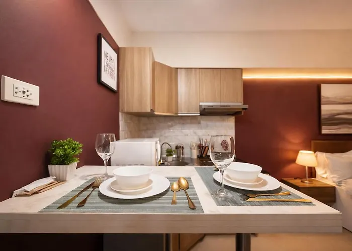 Crimson Wine Fully Stocked Kitchen Apartment *