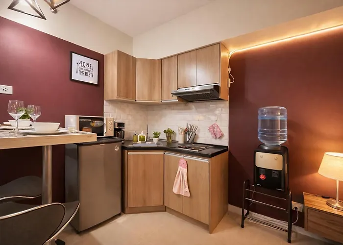 Crimson Wine Fully Stocked Kitchen Apartment *