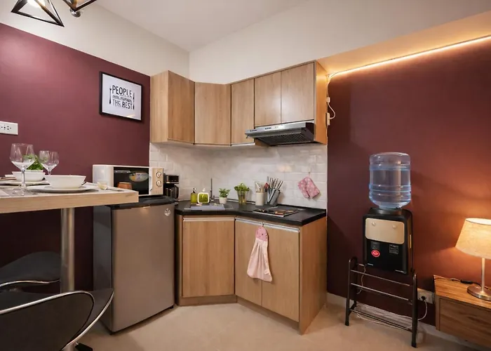 Crimson Wine Fully Stocked Kitchen Apartment